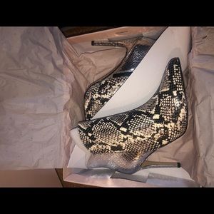 BCBG CUTE CHIC HEELS !